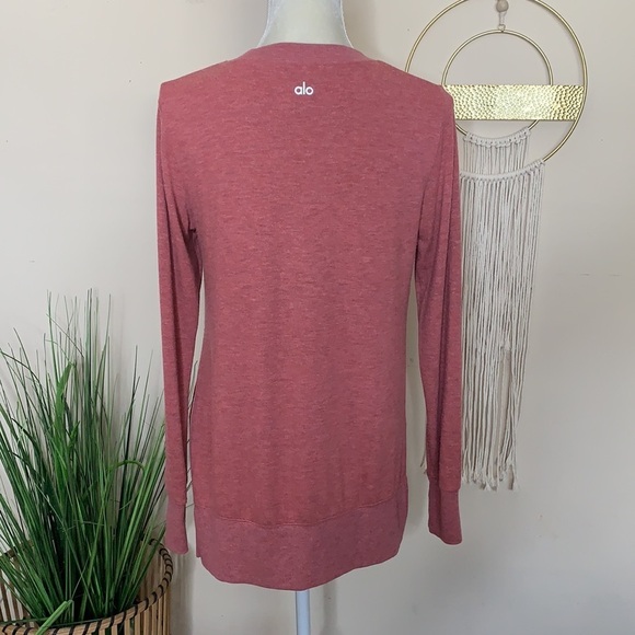 alo yoga • alolux glimpse long sleeve split tee - Picture 5 of 9